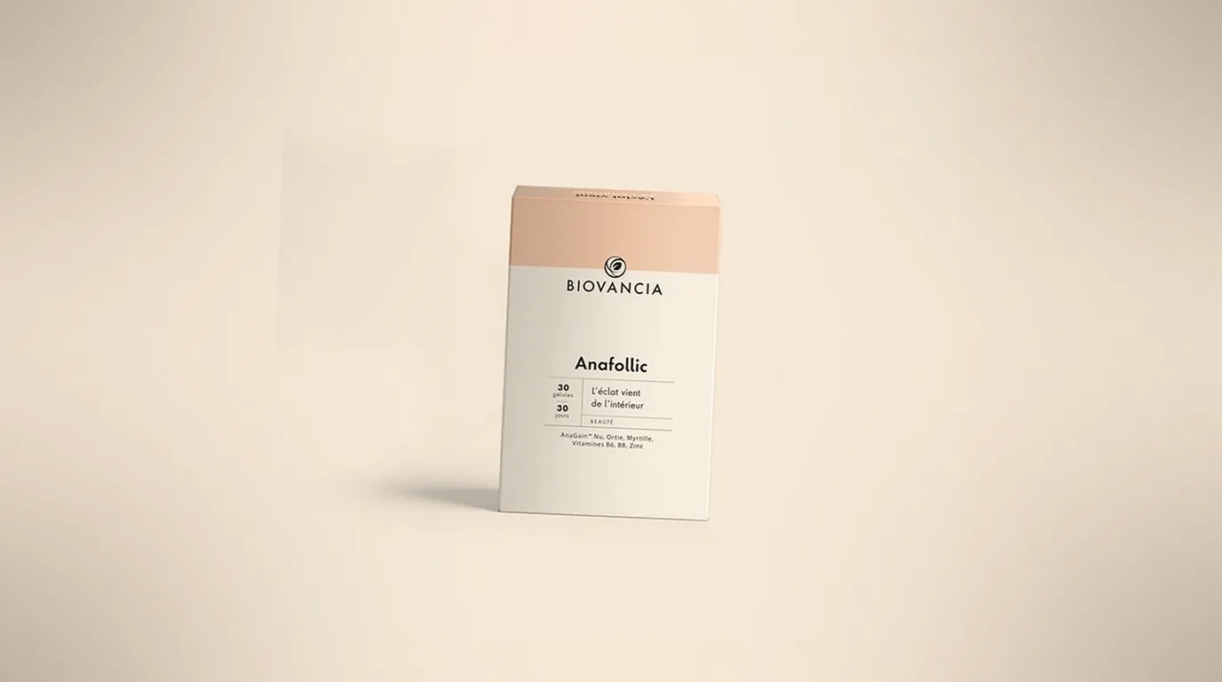 Photo de la boîte Anafollic posée par Nathalie sur la vanity de la salle de bain
