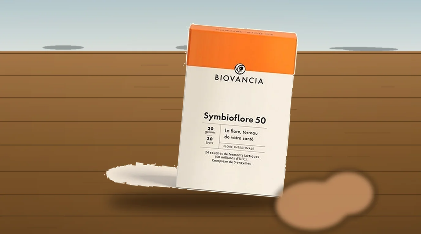 Photo de la boîte Symbioflore 50 Biovancia tenue par Olivier sur la terrasse face au port de La Ciotat