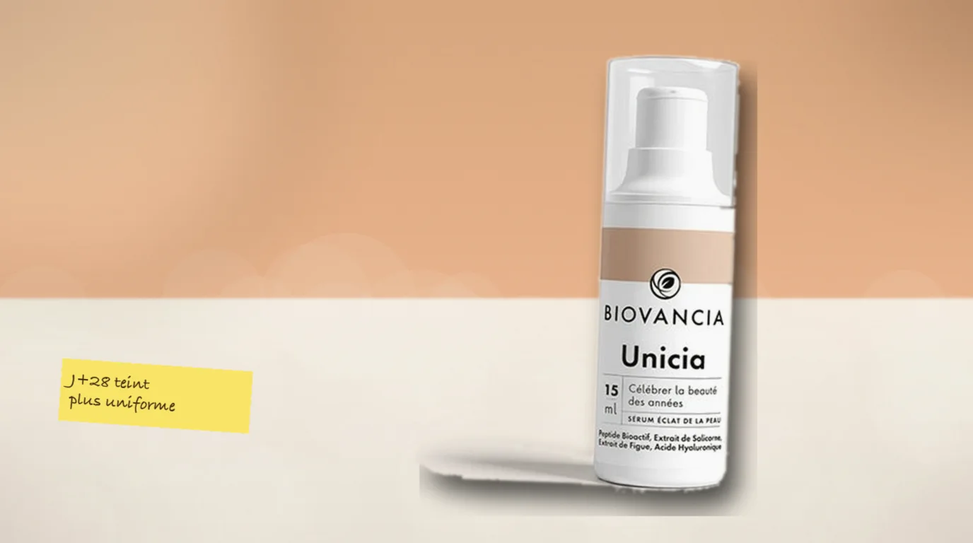 Flacon Unicia Biovancia 15 ml posé sur le canapé du salon, testé par Nathalie
